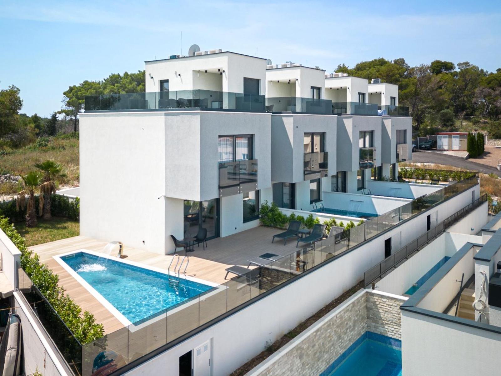 Villa 360 *